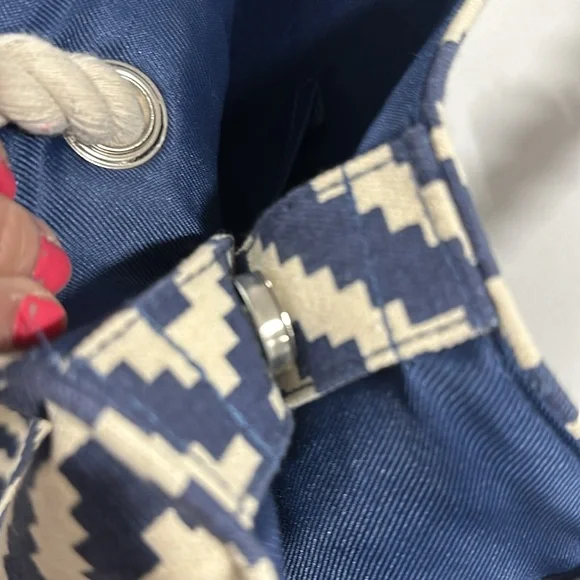 ⭐️SOLD⭐️NWOT Summer & Rose Tote Bag with button closure - Picture 4 of 7